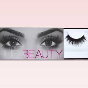 ✨HP!!✨HUDA BEAUTY | Classic Lash Carmen #9